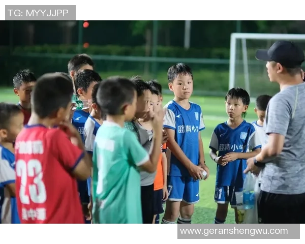 足球普脱脱：探索足球文化的魅力与发展历程，感受激情与团结的力量